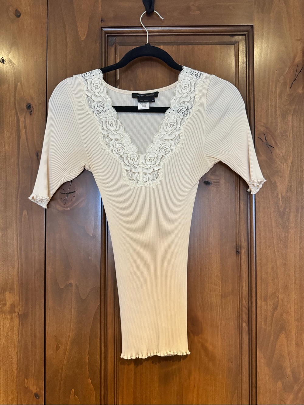BCBGMaxAzria Cream Ribbed V-Neck Top with Lace Appliqué